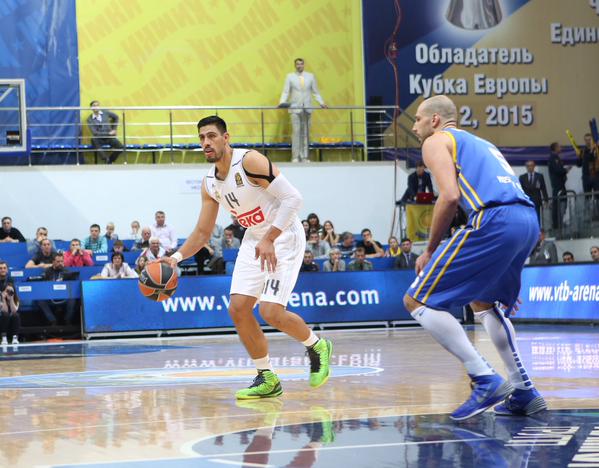 Gustavo Ayón en un juego con el Real Madrid 