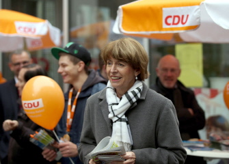 Henriette Reker, la candidata apuñalada hoy en Colonia, haciendo campaña el pasado 16 de octubre en la ciudad alemana 