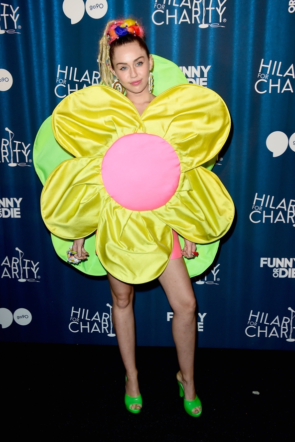 Miley Cyrus portó un atuendo de Agatha Ruiz de la Prada. 