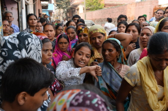 Mujeres indias toman parte en una protesta ante la casa de una de las niñas violadas, en Nueva Delhi