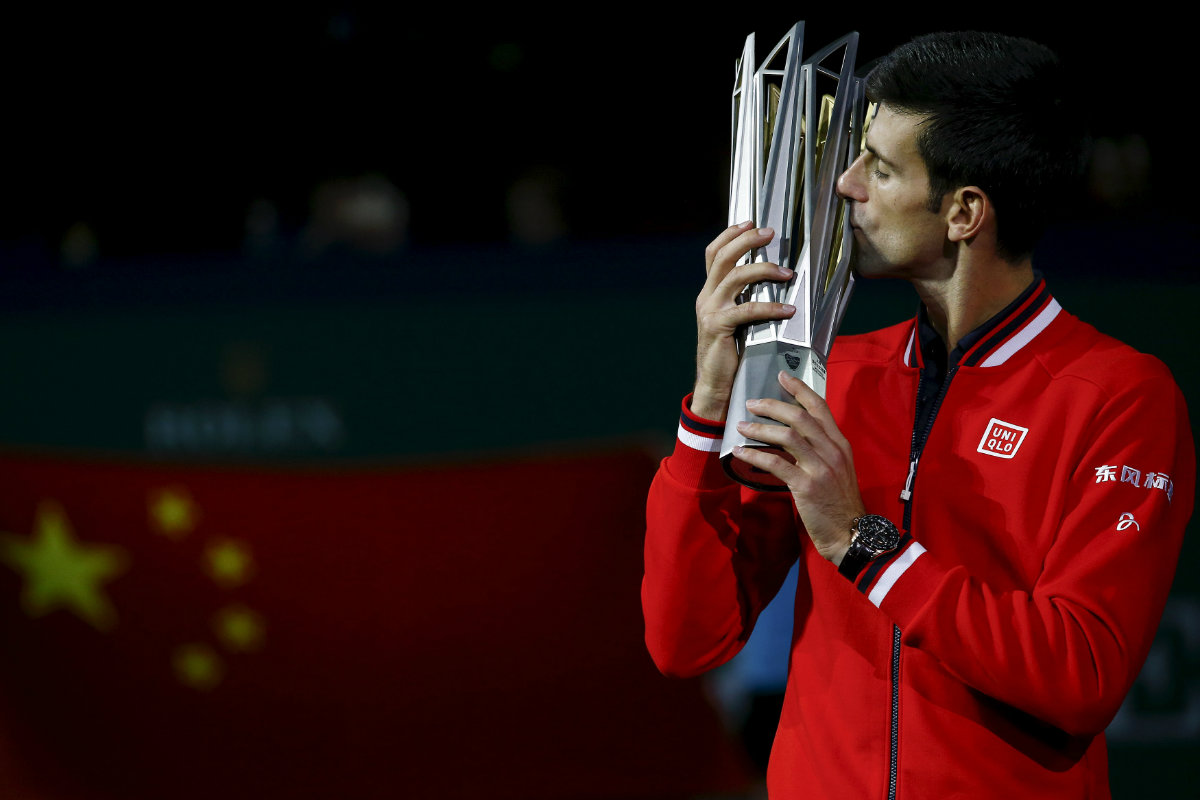 Novak Djokovic  besó el trofeo 