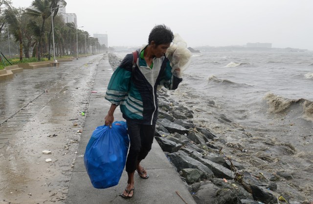 El tifón Koppu azotó la región norte de Filipinas con vientos de hasta 185 kilómetros por hora e intensas lluvias que han dejado al menos cuatro muert