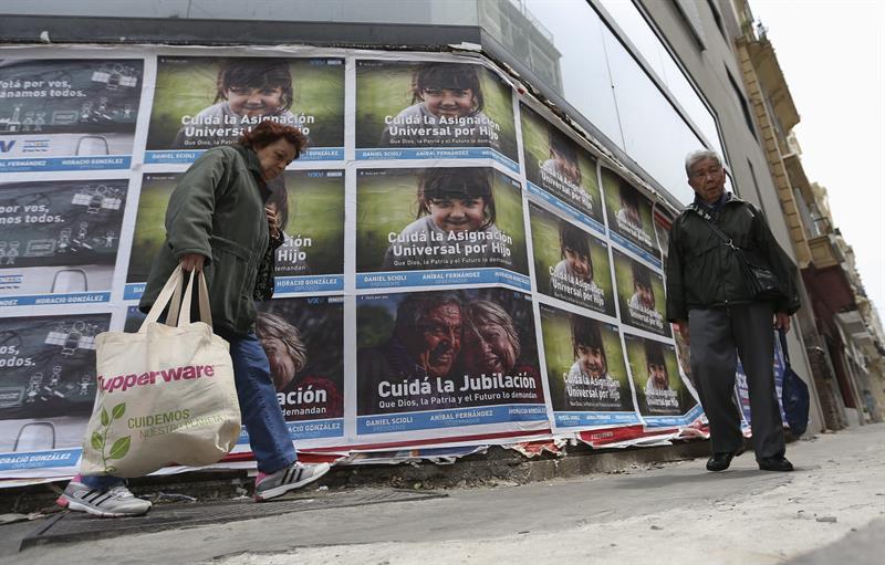 Argentina celebra el domingo (en la imagen propaganda en Buenos Aires) las elecciones generales que ponen fin a la época de Cristina Fernández