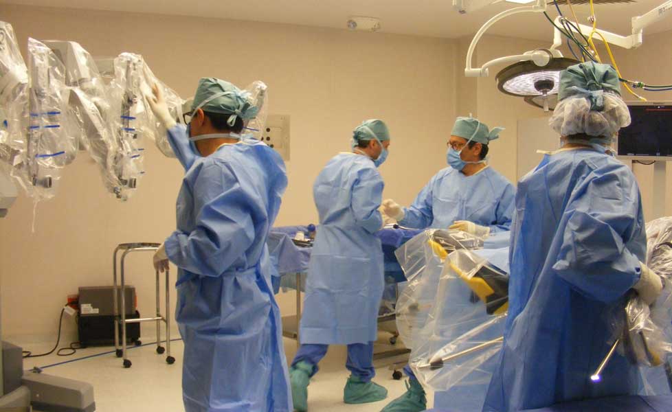 Comandado por un médico especialista, hoy el Sistema Quirúrgico Da Vinci es la opción menos invasiva y más avanzada en cirugía robótica.