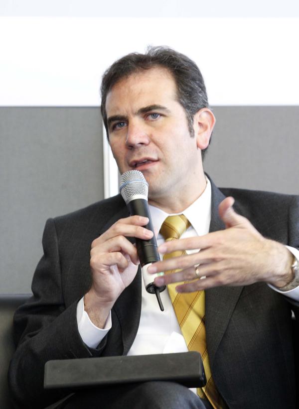Lorenzo Córdova durante el foro 'Experiencias y reflexiones del proceso electoral 2014-2015'. 