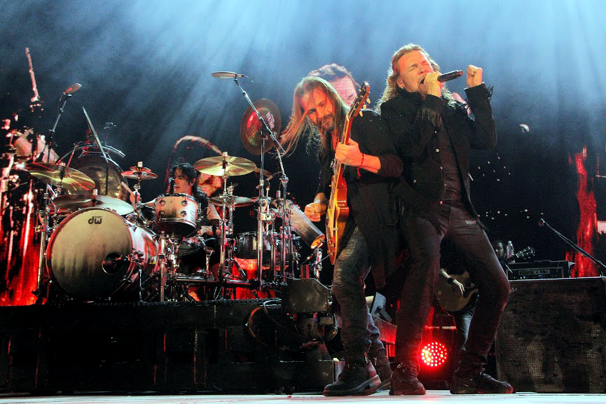 Maná se presentó en Torreón con su gira 'Cama Incendiada'.