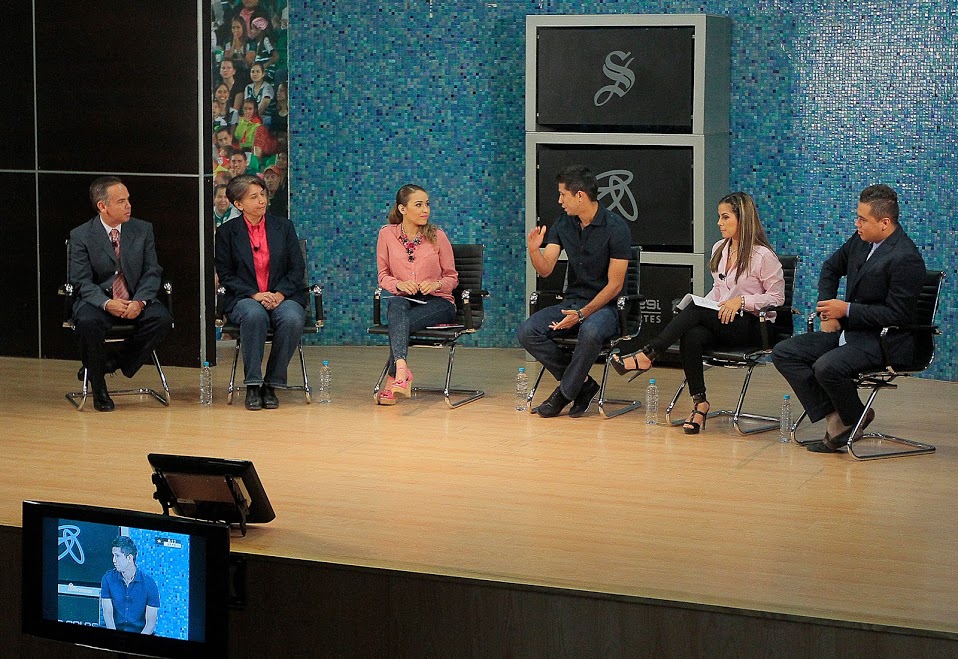 En esta ocasión Roberto Fernández y David de la Garza estuvieron acompañados de Diana Gama y Ana Valero, además la dama aficionada, Elba González.