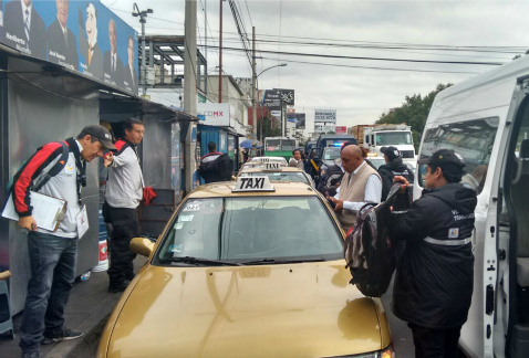 Personal de las secretarías de Movilidad y de Seguridad Pública del DF, así como del Invea, en cinco delegaciones hizo un operativo de supervisión de 