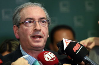 El presidente de la Cámara de Diputados brasileña, Eduardo Cunha, habla con la prensa hoy en el edificio del Congreso en Brasilia