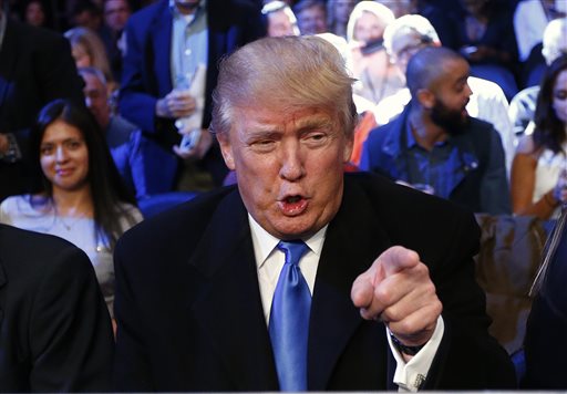 Trump observa la pelea entre Tureano Johnson y Eamonn O'Kane, de peso medio, el pasado sábado en el Madison Square Garden, en Nueva York