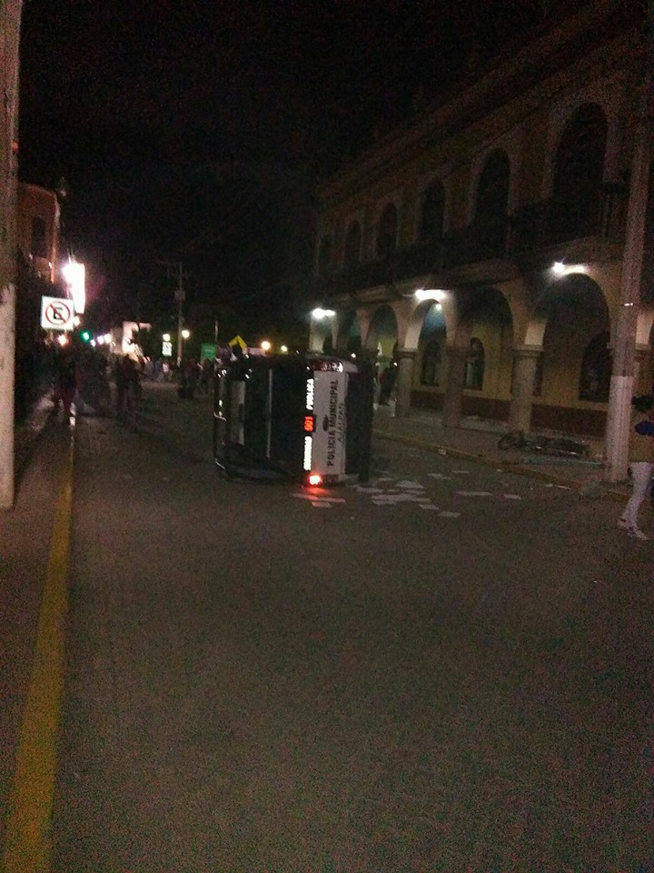 La turba también prendió fuego a patrullas y a la Presidencia Municipal en Ajalpan.