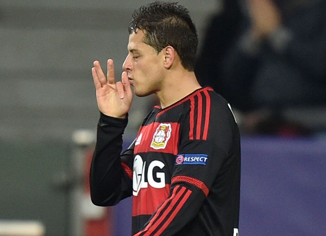 La 'cruz del Chicharito'. Javier Hernández celebra su segundo gol frente a la Roma