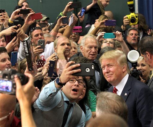 Donald Trump (d), posa para un simpatizante después de un mitin en Anderson, Carolina del Sur 