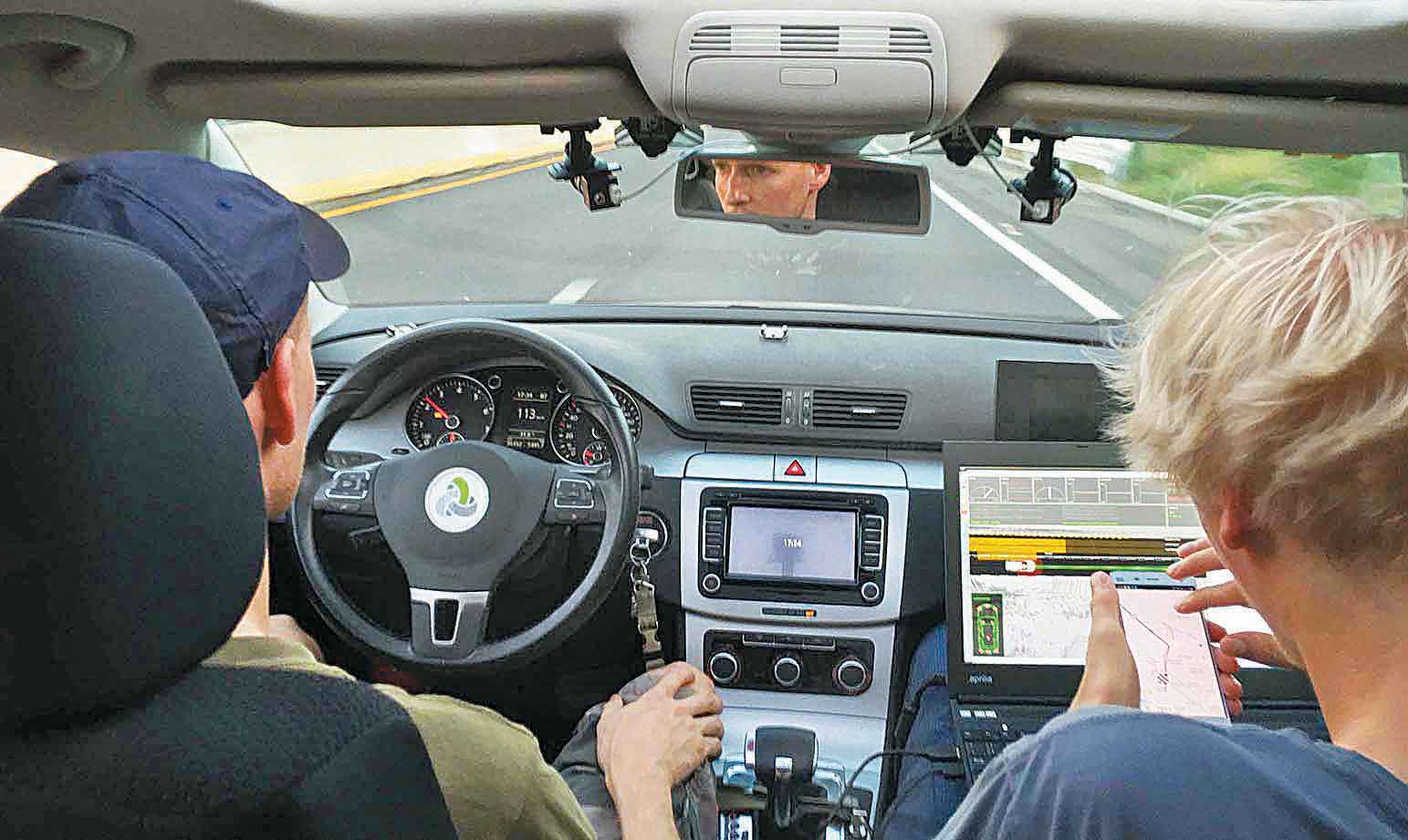 El equipo de investigadores informó que AutoNOMOS recorrió el trayecto de manera completamente automática y en perfectas condiciones.
