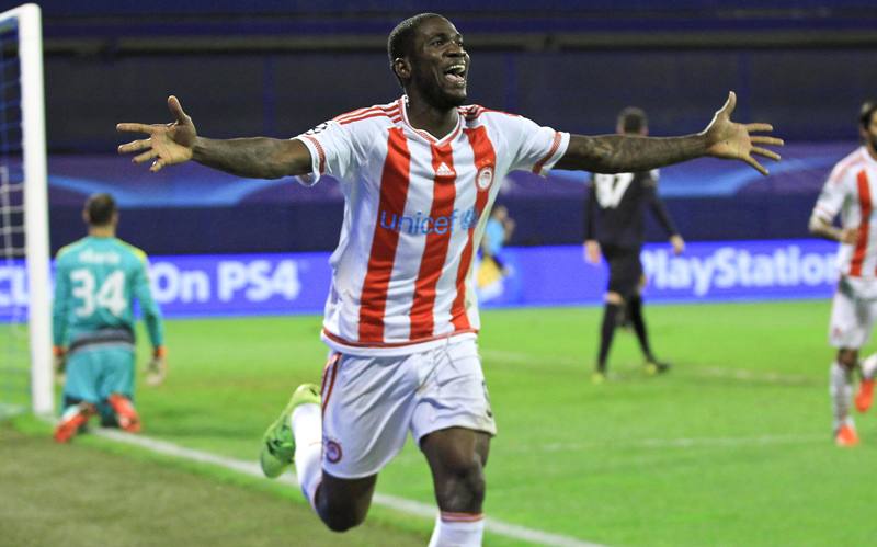  Ideye Brown celebra su gol 