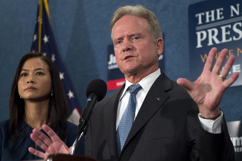 Jim Webb (d), anuncia, junto a su esposa Hong Le, su retirada de las elecciones primarias demócratas, hoy en Washington