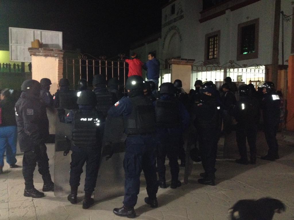 La policía acudió hasta el lugar para controlar a la población.