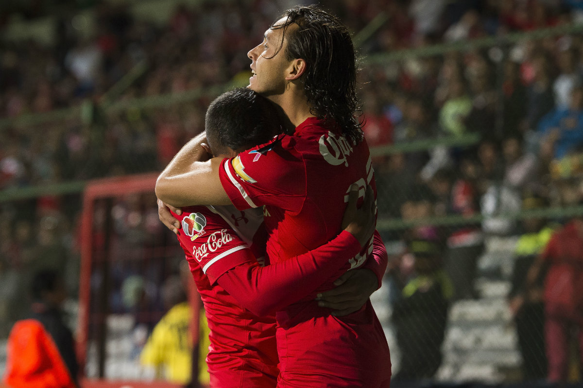 Los jugadores de Toluca celebran la anotación 