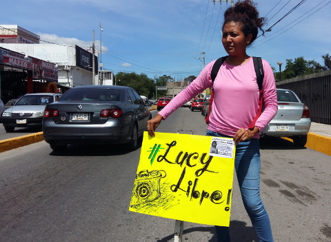 Con mantas y pancartas solicitaron la liberación de su compañera Lucía Baltazar.