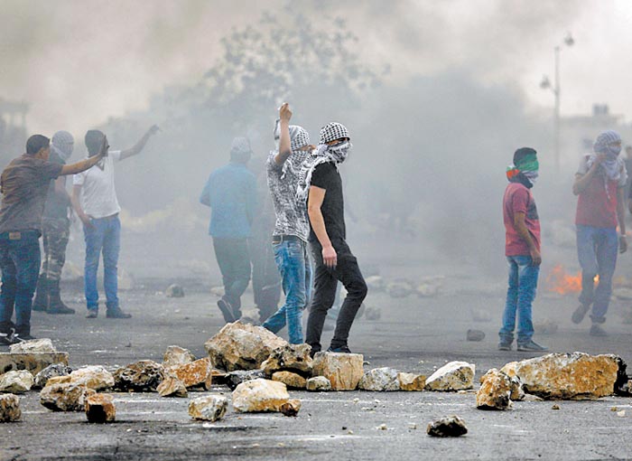 Palestinos protestan cerca de la colonia judía de Bei El, en Ramala.