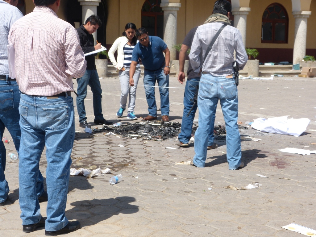 Peritos inspeccionan y recaban pruebas en la zona en la que fueron calcinados los dos jóvenes.