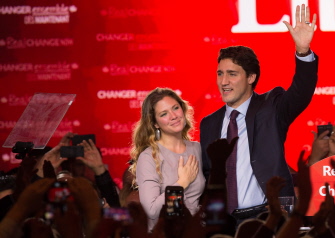 Trudeau saluda junto a su mujer, Sophie, al celebrar en la sede de su partido en Montreal la victoria electoral