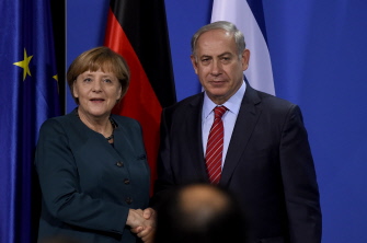 La canciller alemana, Angela Merkel, y el primer ministro israelí, Benjamín Netanyahu, se dan la mano tras la rueda de prensa en Berlín