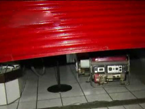 La cortina del local fue encontrada levantada, y los candados y la puerta interior estaban forzados.