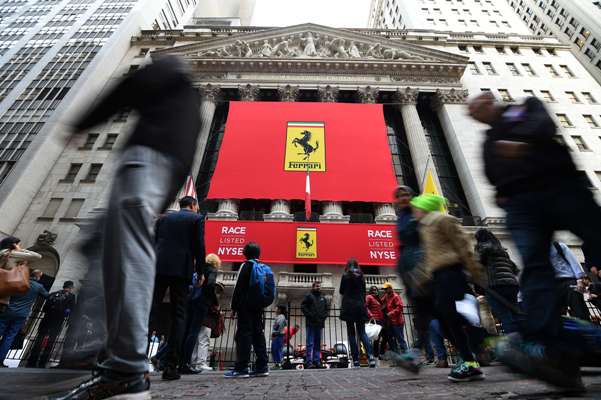 Ferrari arrancó con un salto de 15 por ciento en el valor de sus acciones en el primer día de cotización en la Bolsa de Valores de Nueva York.