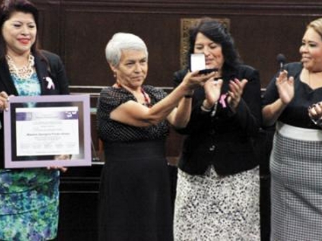 Georgina Flores Vallejo recibió la presea alusiva y la cantidad de 30 mil pesos como reconocimiento a su labor desinteresada a favor de las mujeres de