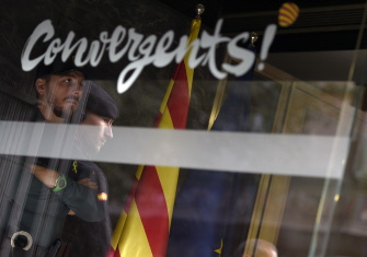 Un guardia civil español, en las oficinas centrales del partido catalán CDC, durante el registro tras la detención de su tesorero, en Barcelona