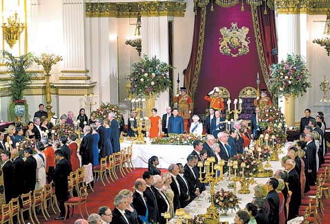 El líder chino asistió anoche en un banquete de gala presidido por la reina Isabel II.