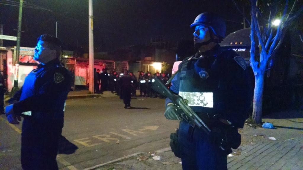 Al lugar llegaron alrededor de 50 policías para acordonar la zona y esperar al Ministerio Público. 