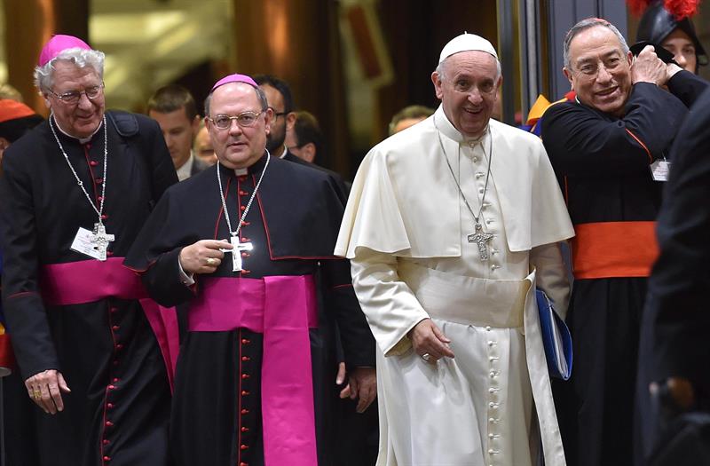 El papa Francisco (2d) tras la sesión diaria este martes del Sínodo sobre la familia celebrado en la Ciudad del Vaticano