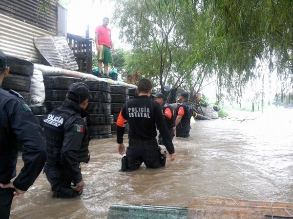 La policía estatal de Veracruz está apoyando a la población por las inundaciones. 