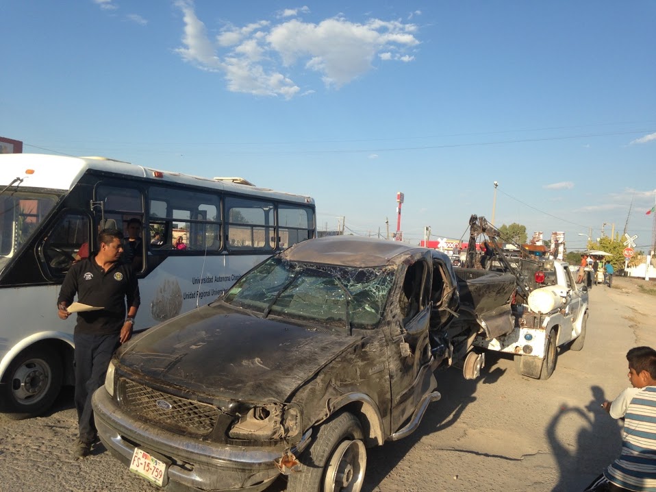 Grave al intentar ganarle el paso al tren en su camioneta - Grupo Milenio