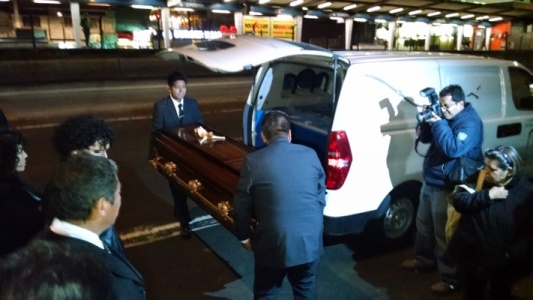 Alrededor de las 01:03 de la mañana llegó la carroza fúnebre con los cuerpos de los encuestadores.