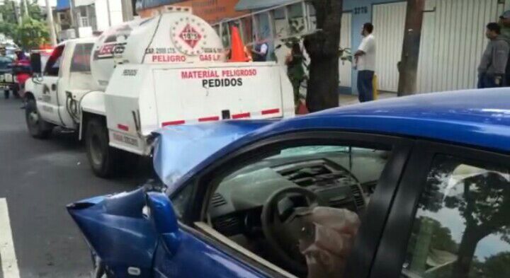 El cofre de uno de los automóviles se incendió, pero bomberos llegaron para controlar el fuego. 