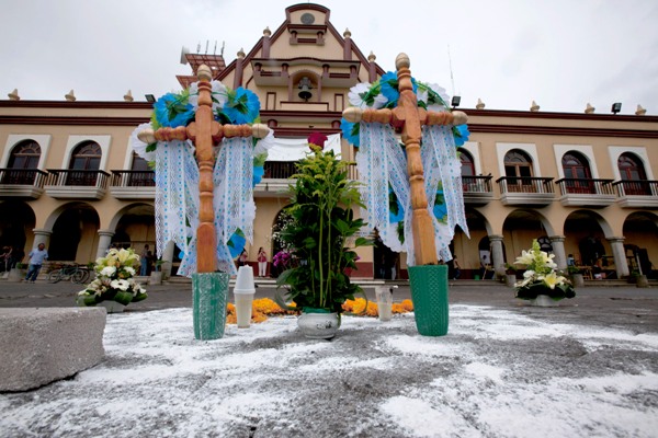 Se colocó una ofrenda floral en frente del Palacio Municipal, en el lugar donde fueron asesinados.
