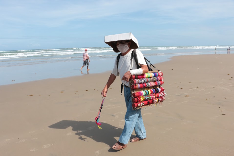 Comerciantes de playa Miramar utilizan cubrebocas para evitar malestar por marea roja.