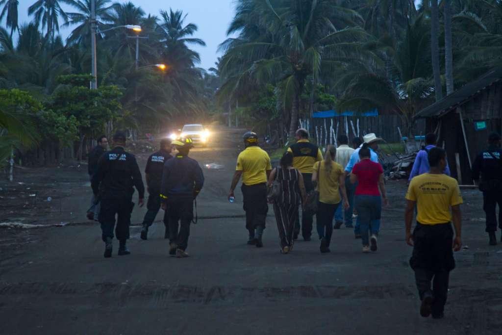 Habitantes de Boca de Pascuales, en Colima, son evacuados antes de la llegada del huracán.