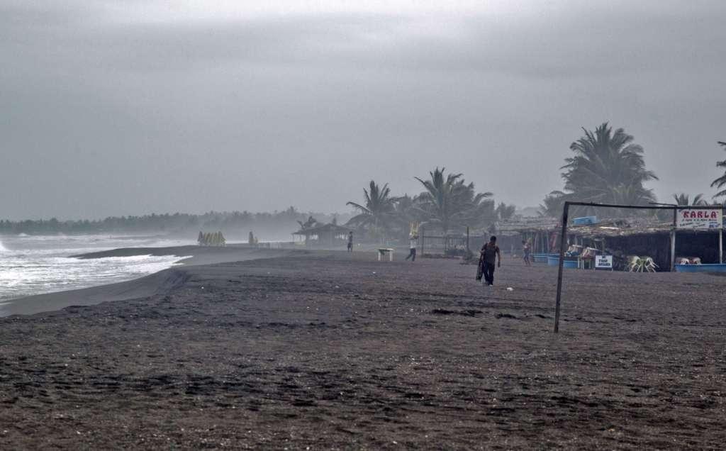 Un hombre camina por la playa de Boca de Pascuales, en Colima, ante el fuerte oleaje debido al huracán.