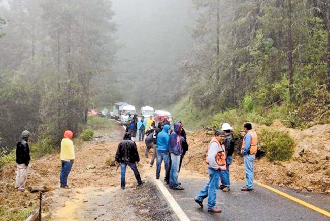 Hubo derrumbes en varias carreteras de Oaxaca.