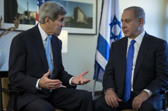 John Kerry (i), secretario de Estado de EU, con el primer ministro israelí, Benjamin Netanyahu (d), durante su encuentro de hoy en Berlín