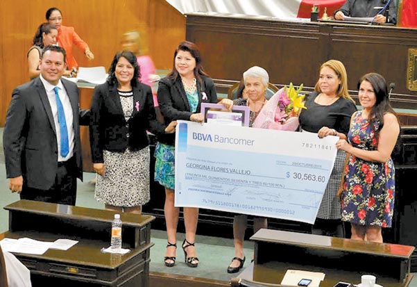 La septuagenaria recibió una medalla y 30 mil pesos.