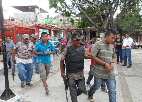 Los policías comunitarios detuvieron a seis presuntos delincuentes.