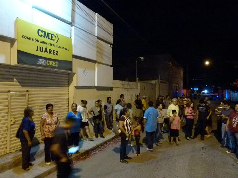 Los manifestantes acudieron a las instalaciones de la sede electoral en Juárez.