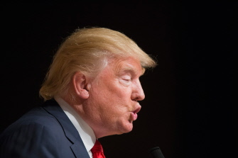 Trump habla a sus simpatizantes en un acto de campaña en el Burlington Memorial Auditorium de Burlington, Iowa