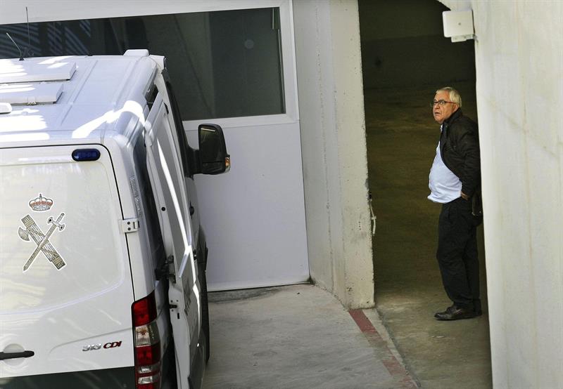Andreu Viloca, detenido ayer por su relación con el presunto pago de comisiones ilegales a CDC, a su llegada al juzgado de El Vendrell, Tarragona 
