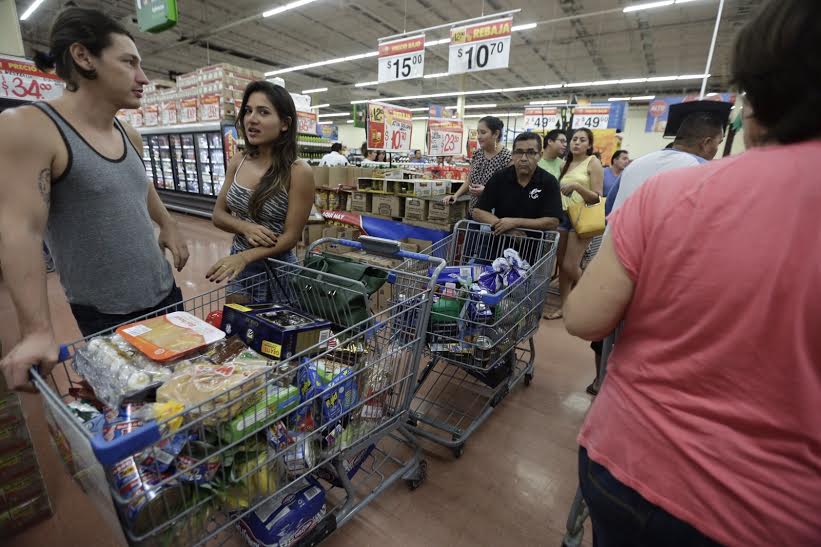 Compras de pánico por huracán "Patricia" en Puerto Vallarta